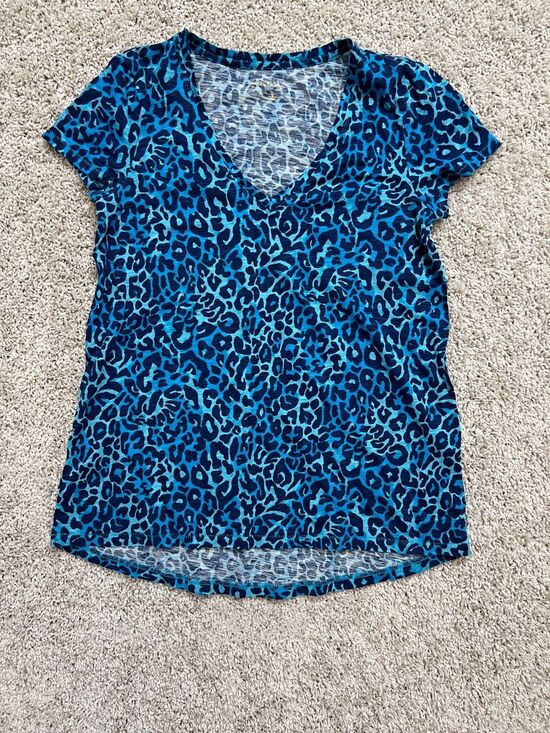 Lilly Pulitzer Tops - “Women Blue Leopard Print V Neck T-Shirt Size XXS Short Sleeve Casual Top”